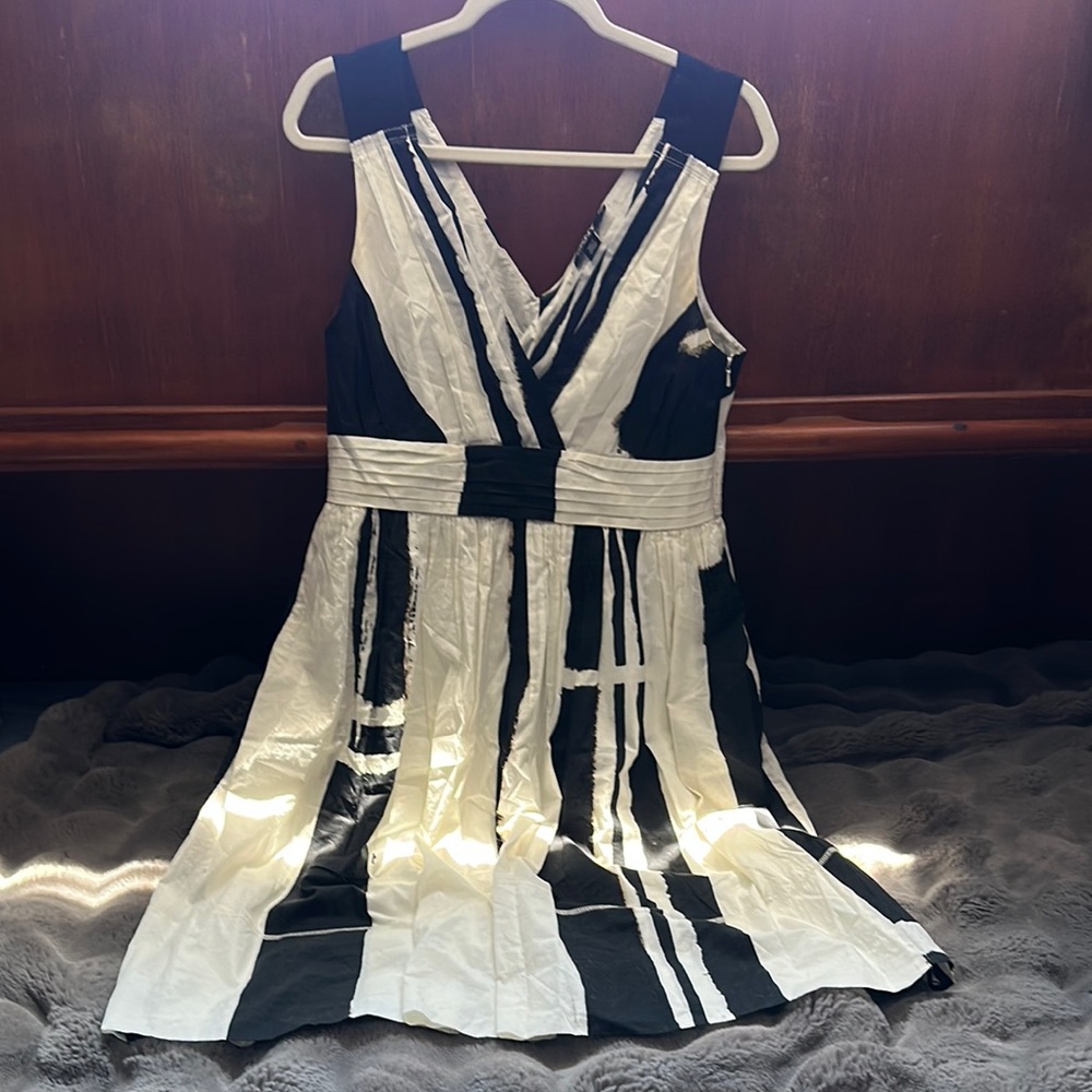 Dkny Black and White Sleeveless V-neck Midi Sundress